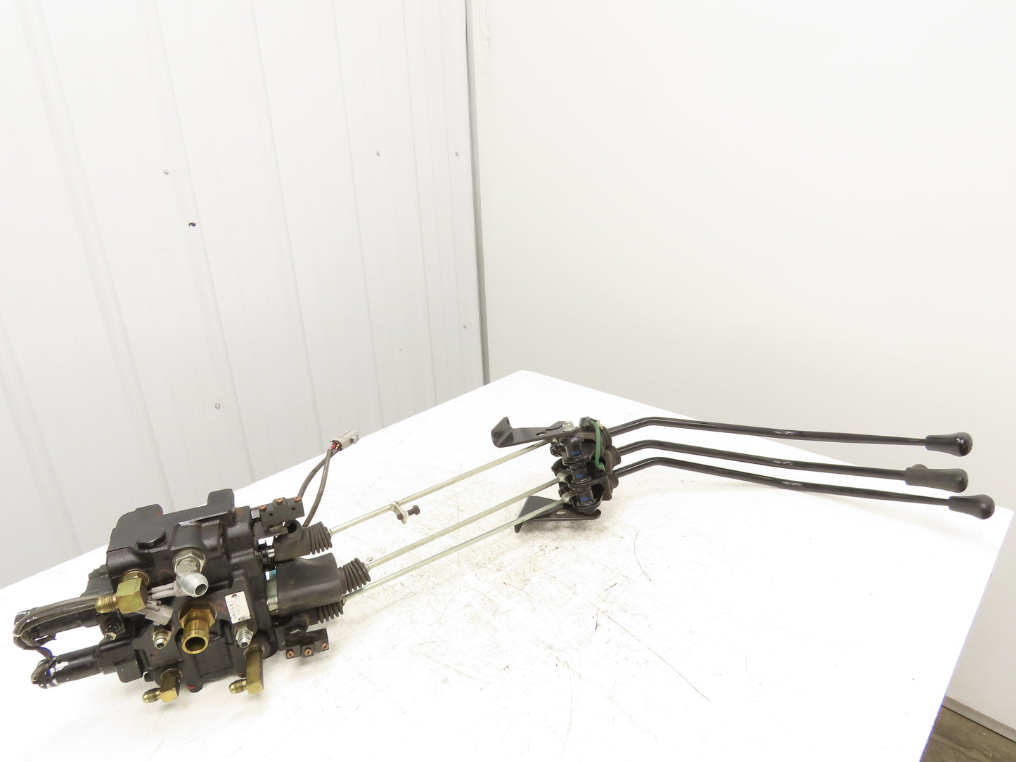 Toyota 67650-21440-71 Nishina Forklift Hydraulic Control Valve 3-Lever 7FBCU25