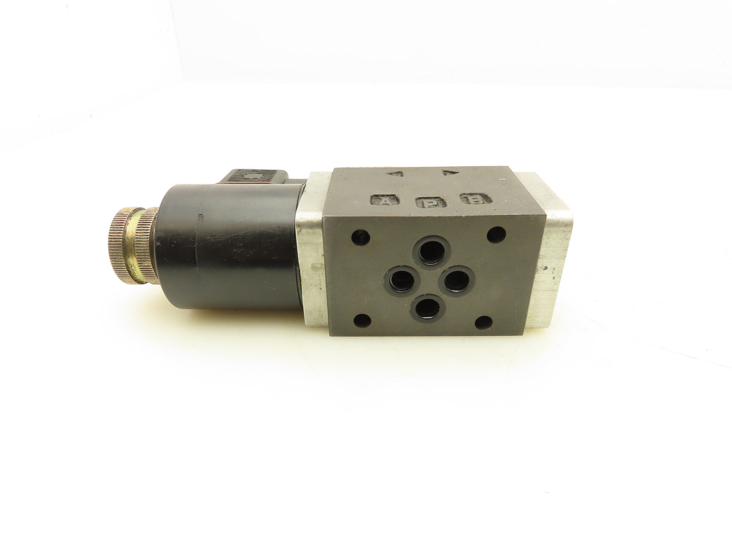Nachi SA-G01-A3X-C1-11 Hydraulic Directional Solenoid Valve 110V 2.0A