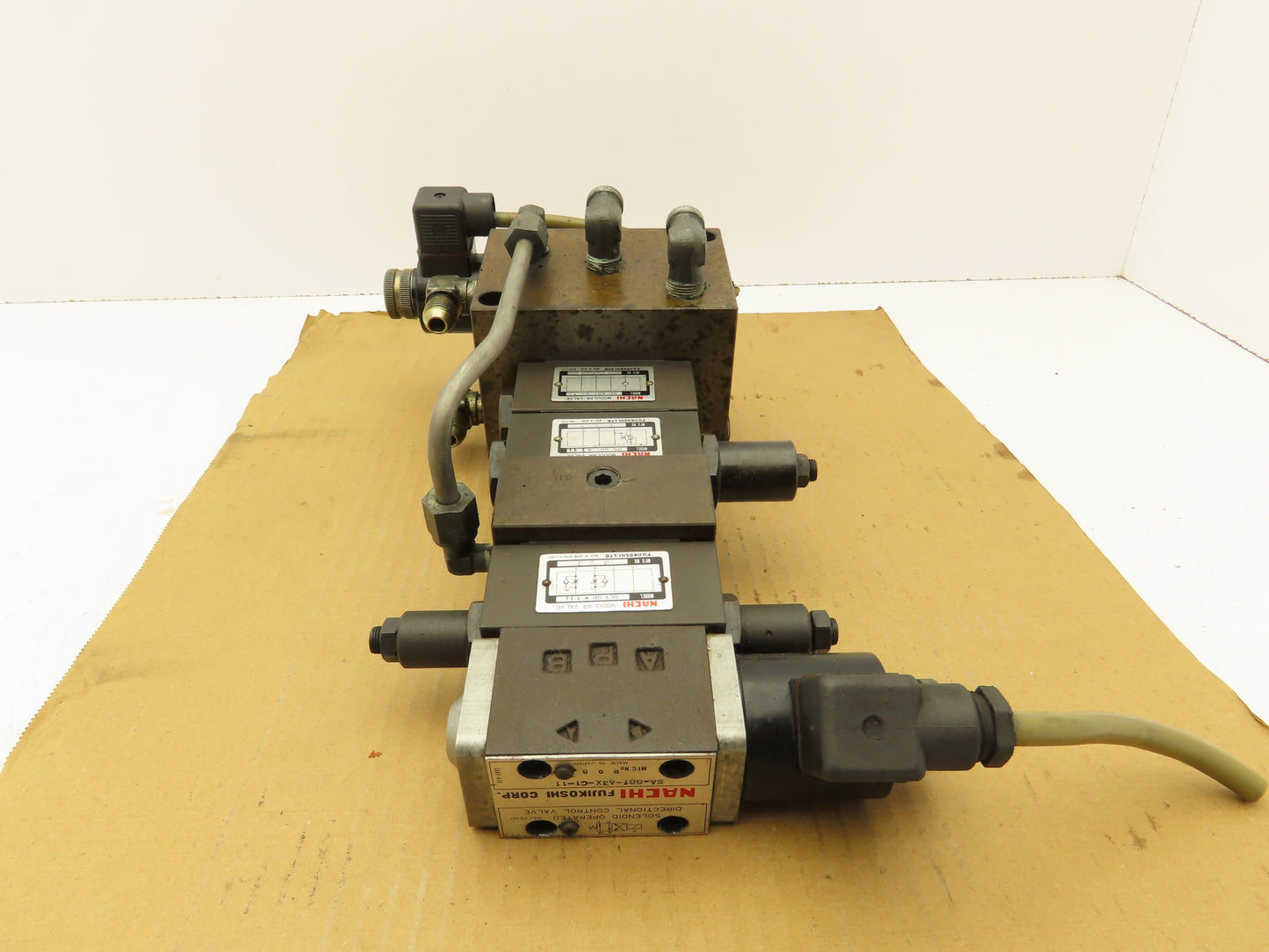 Nachi SA-G01-H5-C1-11 Directional Solenoid Modular Flow Control Valve Stack 110V