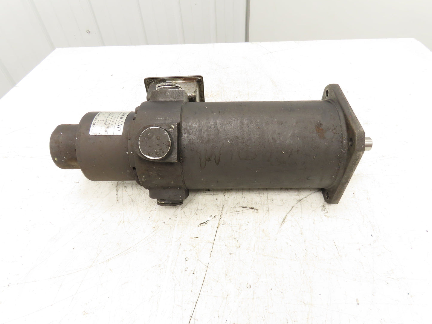 Yaskawa UGJMED-60LMU11 J-Series Minertia Servo Motor 94V 850W 1000RPM TFUE-30ZD7
