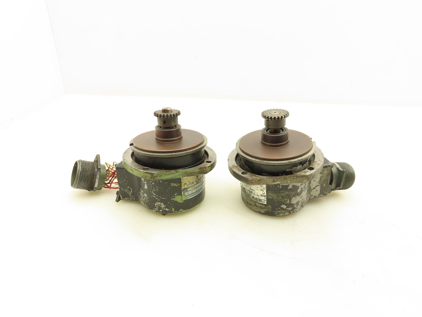 Fanuc A860-0301-T002 Pulse Coder Unit 2500 Pulse/Rev 3/8" Shaft W/Gear Lot Of 2