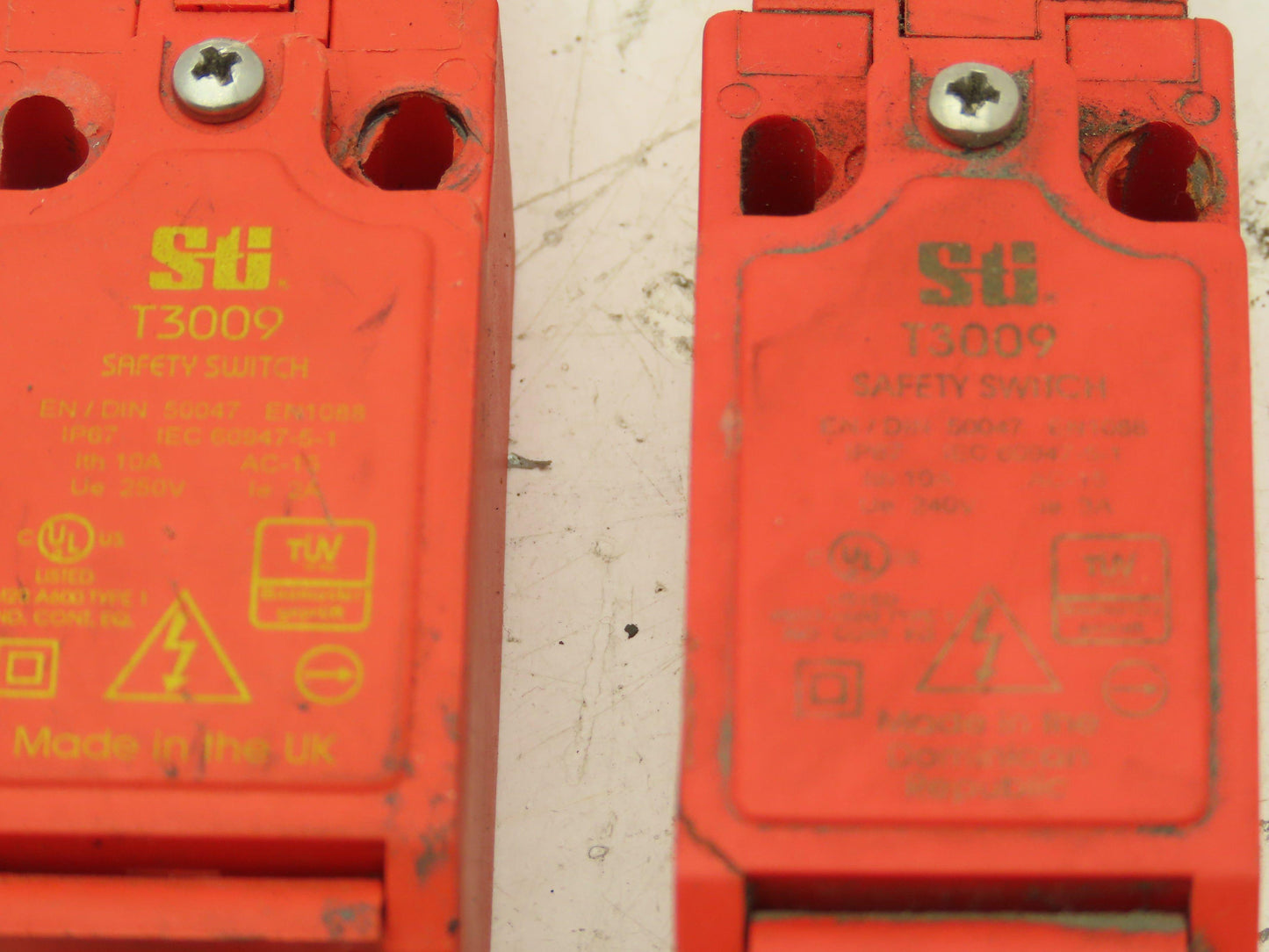 Sti T3009 Omron Safety Interlock Switch Lot of 2