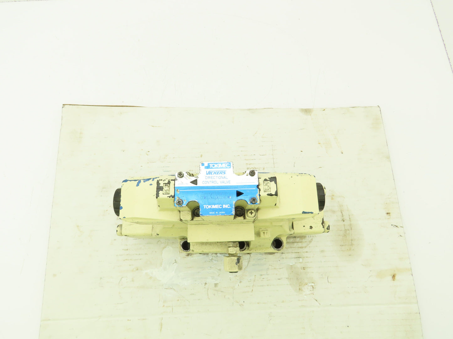 Vickers DG5V-H8-3C-T-P7-H-80-JA497 Directional Control Solenoid Valve 24VDC