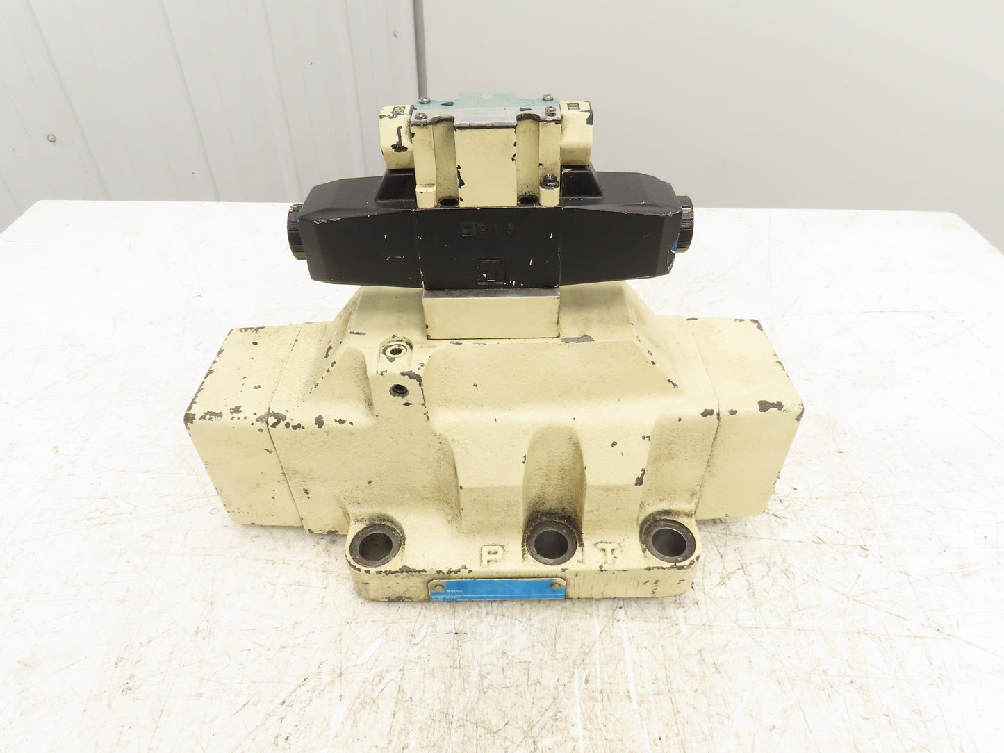 Vickers DG5S-10-3C-T-P7-H-80-JA503-M Directional Control Solenoid Valve 24VDC