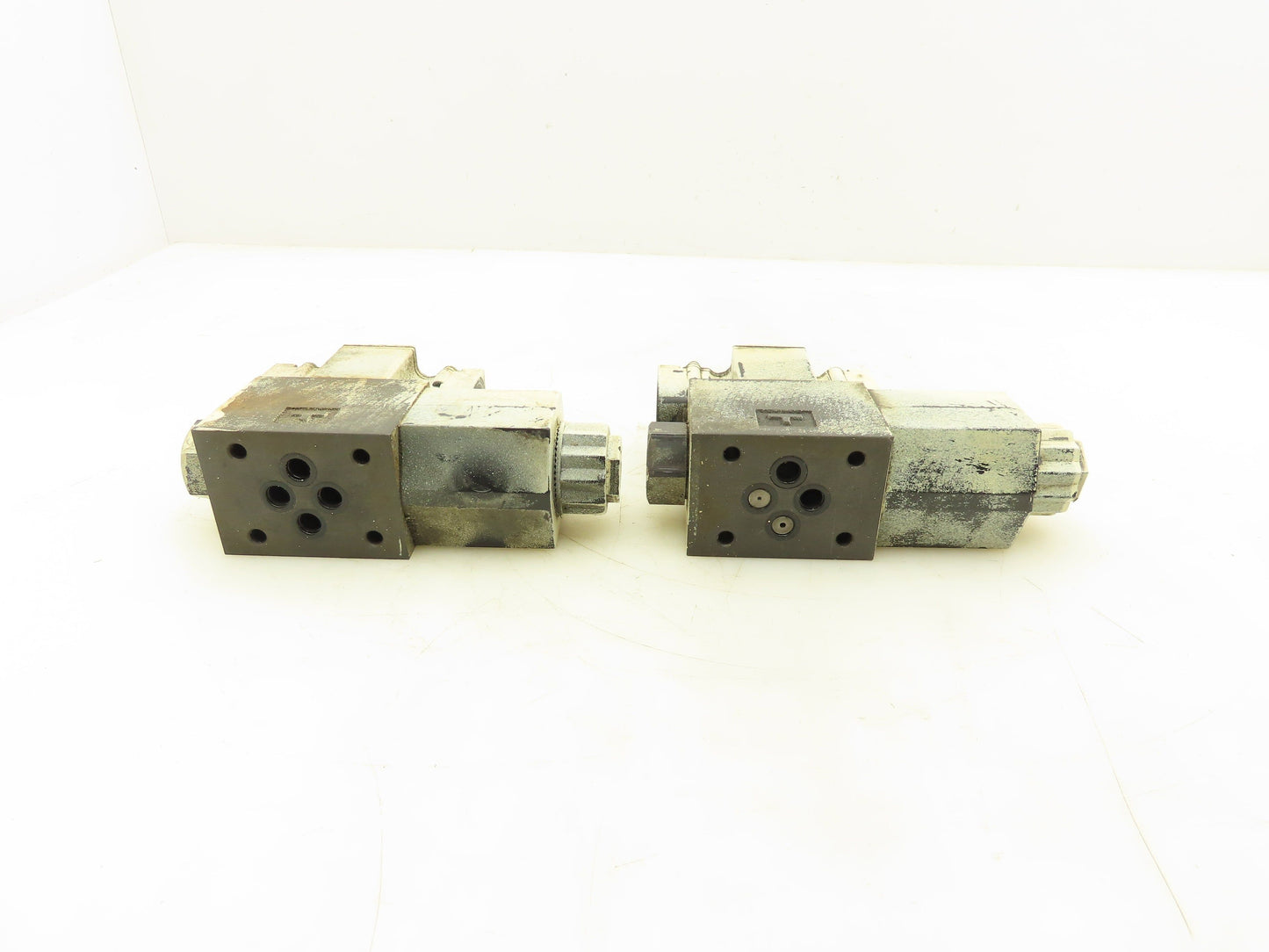 Yuken DSG-01-2B2-D24 Directional Control Solenoid Valve 24VDC  Lot of 2