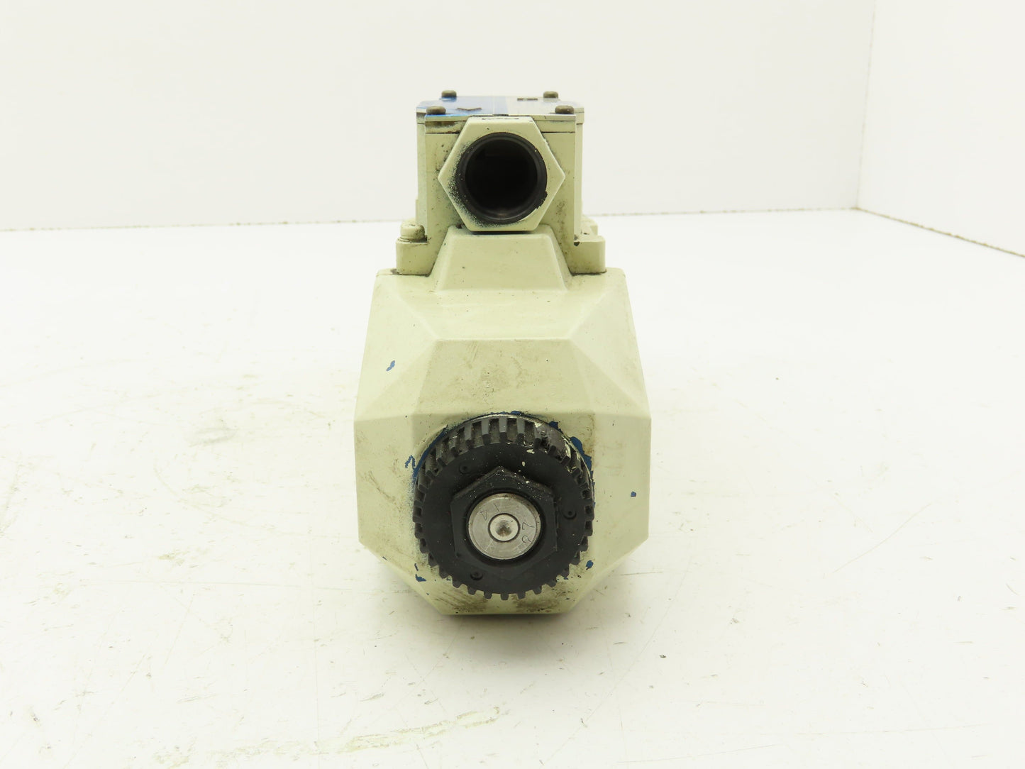 Tokimec Vickers DG4V-5-33C-M-P7L-H-6-30 Directional Control Solenoid Valve 24VDC