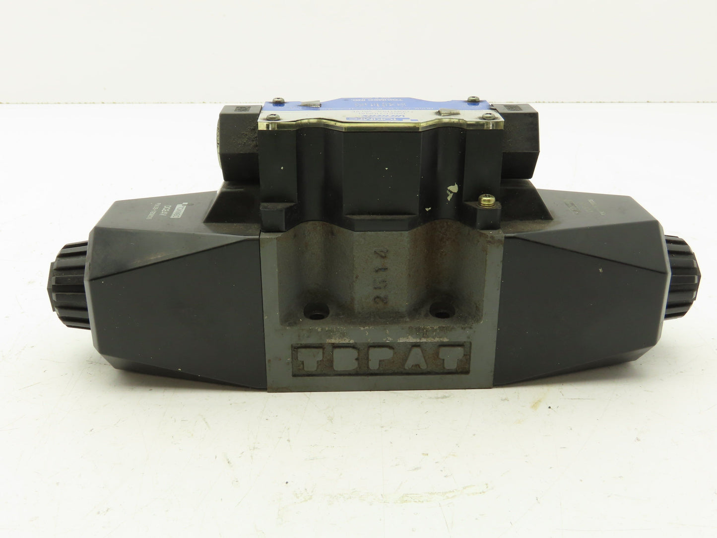 Tokimec Vickers DG4V-5-33C-M-P7L-H-7-40 Directional Control Solenoid Valve 24VDC