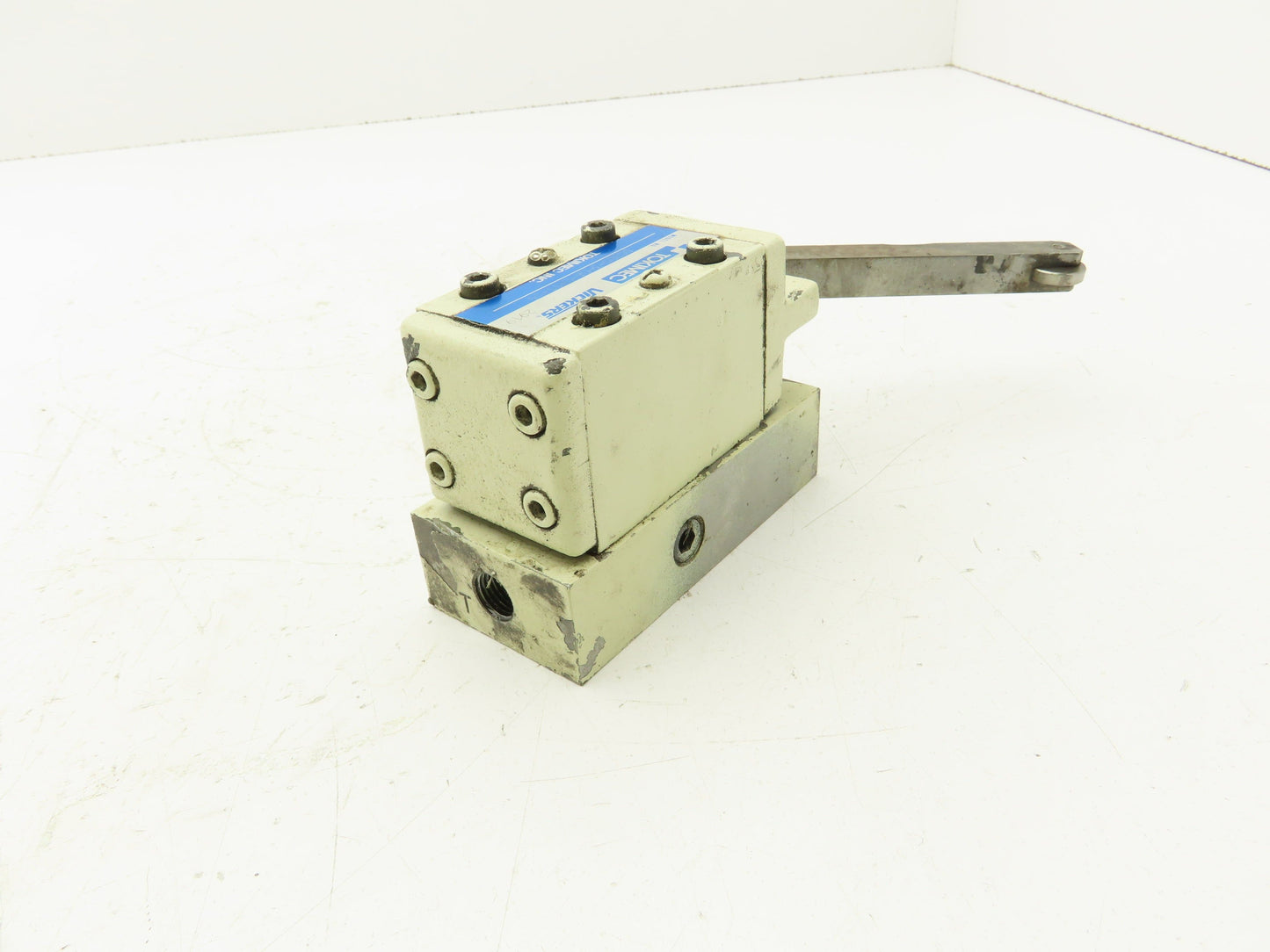 Vickers DG20S-3-0A-L-11-S4 Directional Control Lever Valve 2-Pos Spring Return