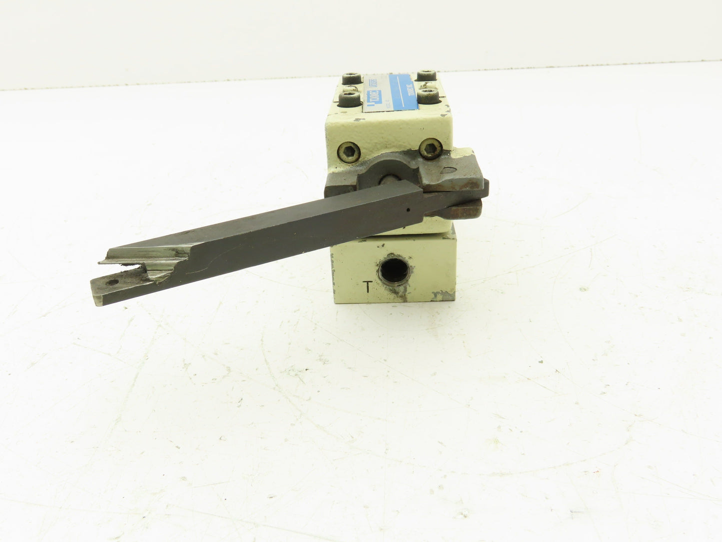 Vickers DG20S-3-0A-L-11-S4 Directional Control Lever Valve 2-Pos Spring Return