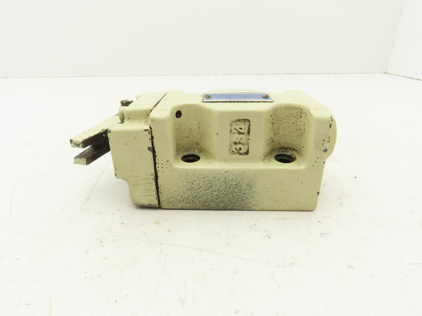 Yuken DCG-03-2B2-50 Directional Control Cam Lever Valve 2-Pos Spring Return