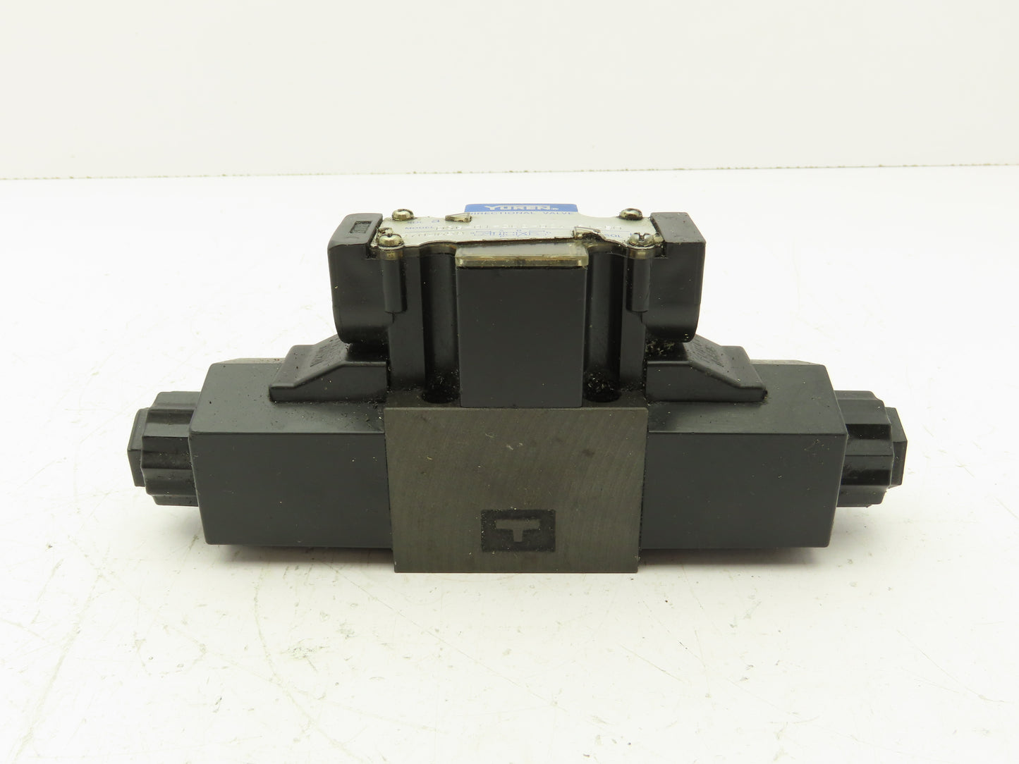 Yuken DSG-01-3C2-D24-S1-50 Directional Control Solenoid Valve 24VDC