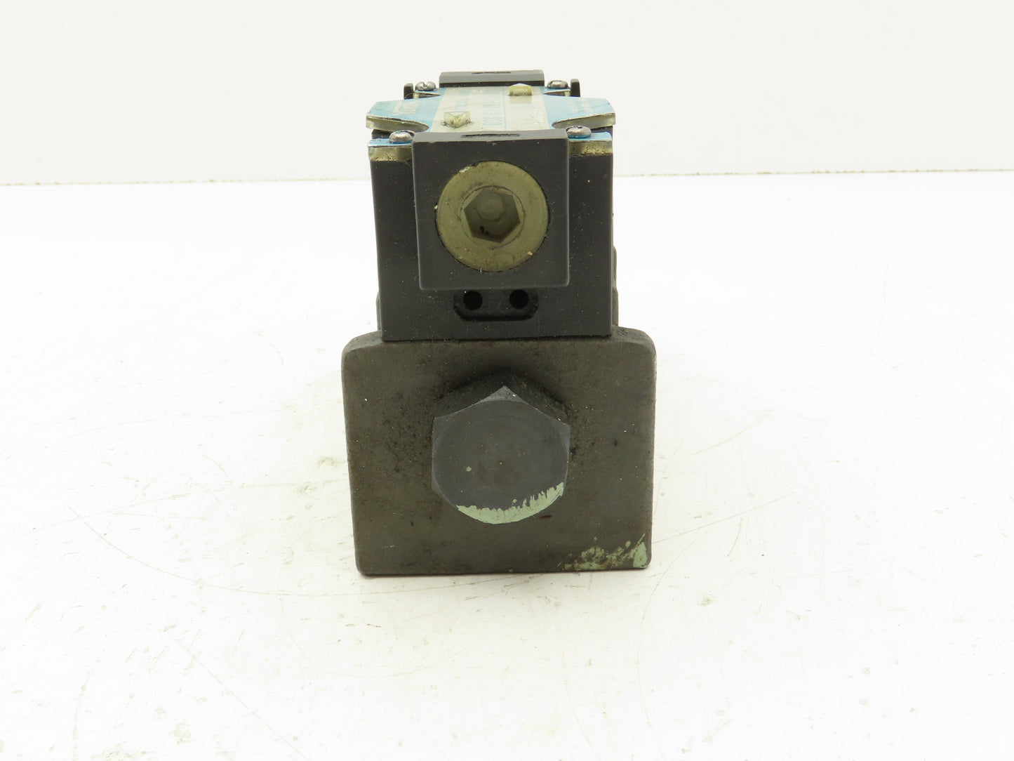 Yuken DSG-03-2B2-D24-50 Directional Control Solenoid Valve 24VDC