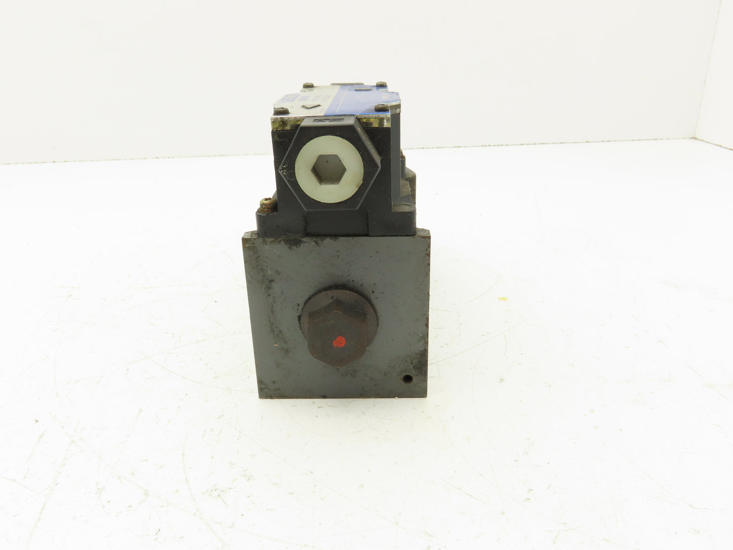 Tokimec Vickers DG4V-5-22A-M-P7L-H-6-30 Directional Control Solenoid Valve 24VDC