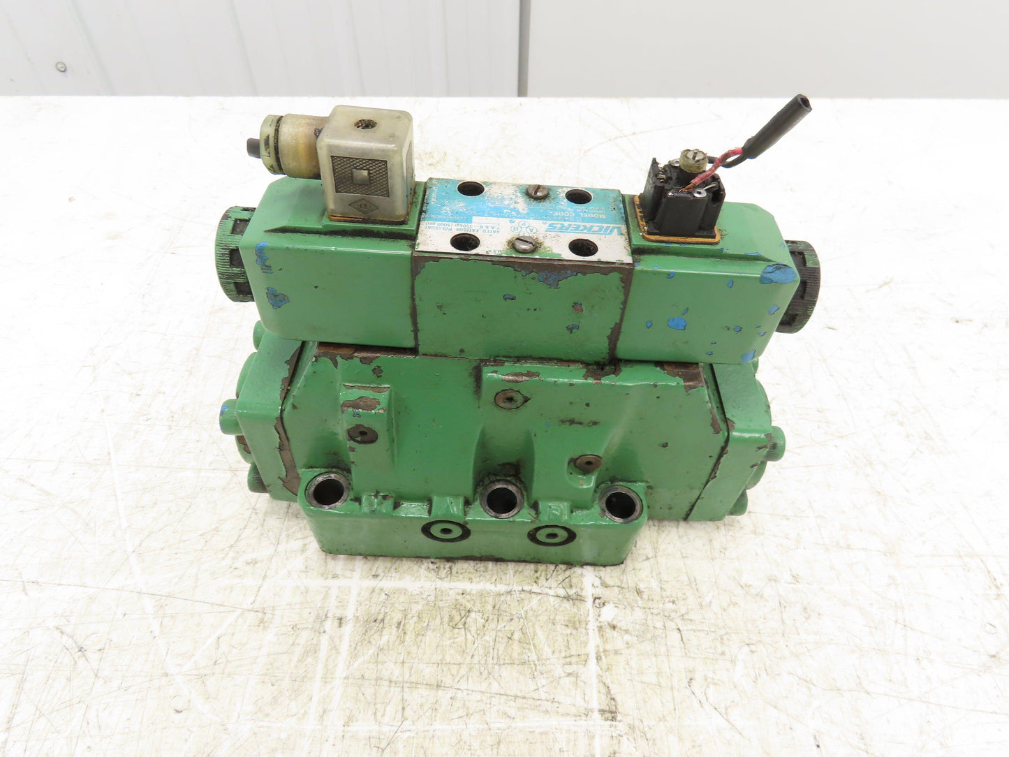 Vickers DG5S-8-2C-T-M-U-HL7-40 Directional Control Solenoid Valve 24VDC