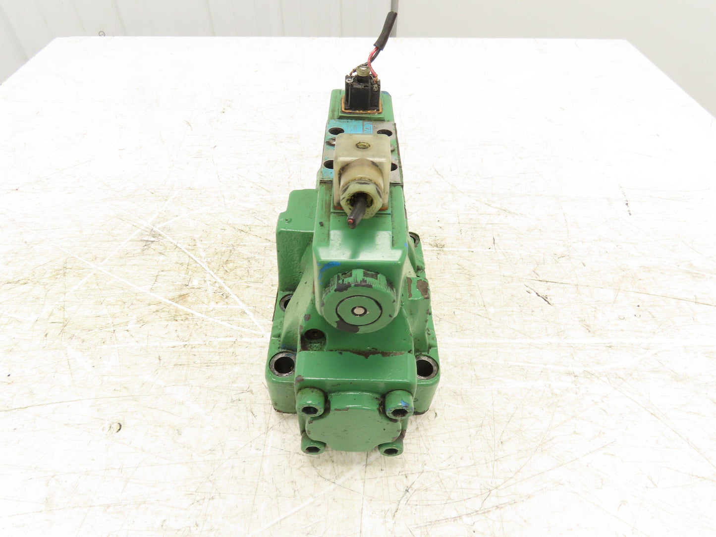 Vickers DG5S-8-2C-T-M-U-HL7-40 Directional Control Solenoid Valve 24VDC