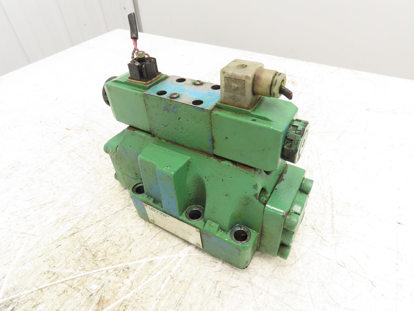 Vickers DG5S-8-2C-T-M-U-HL7-40 Directional Control Solenoid Valve 24VDC