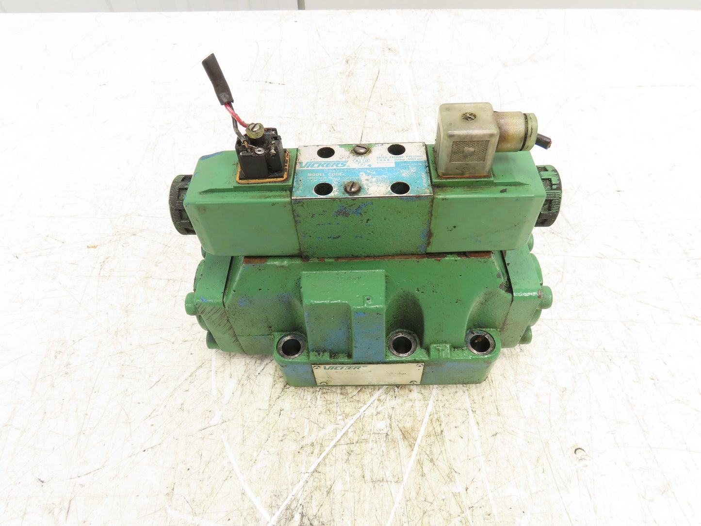 Vickers DG5S-8-2C-T-M-U-HL7-40 Directional Control Solenoid Valve 24VDC