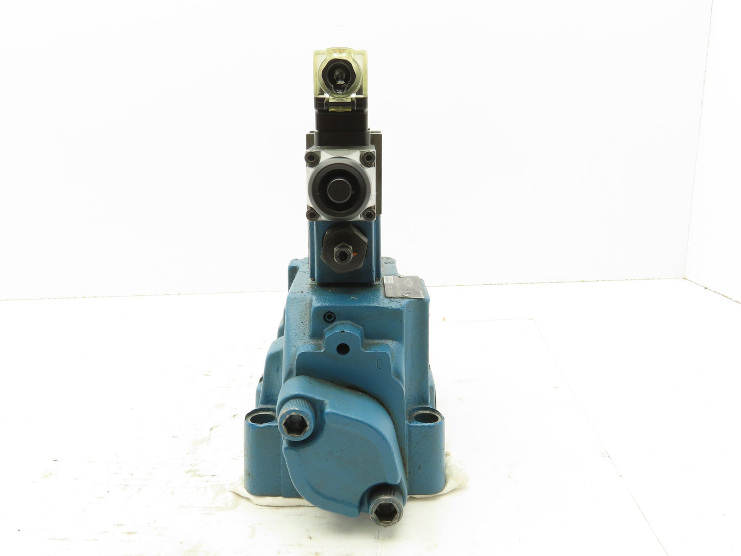 Rexroth 4WEH22 J74/ 4WE6 J53/AG24NK4/B08 Directional Control Solenoid Valve 24V