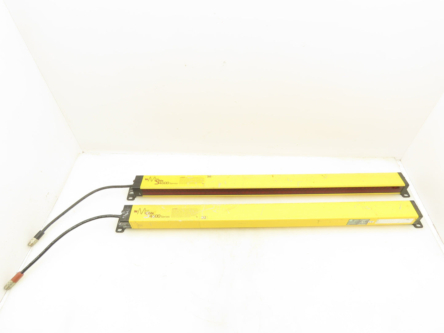 STI MS46-30-700-Q1-X Light Curtain Transmitter And Receiver Set 24VDC Input 70mm