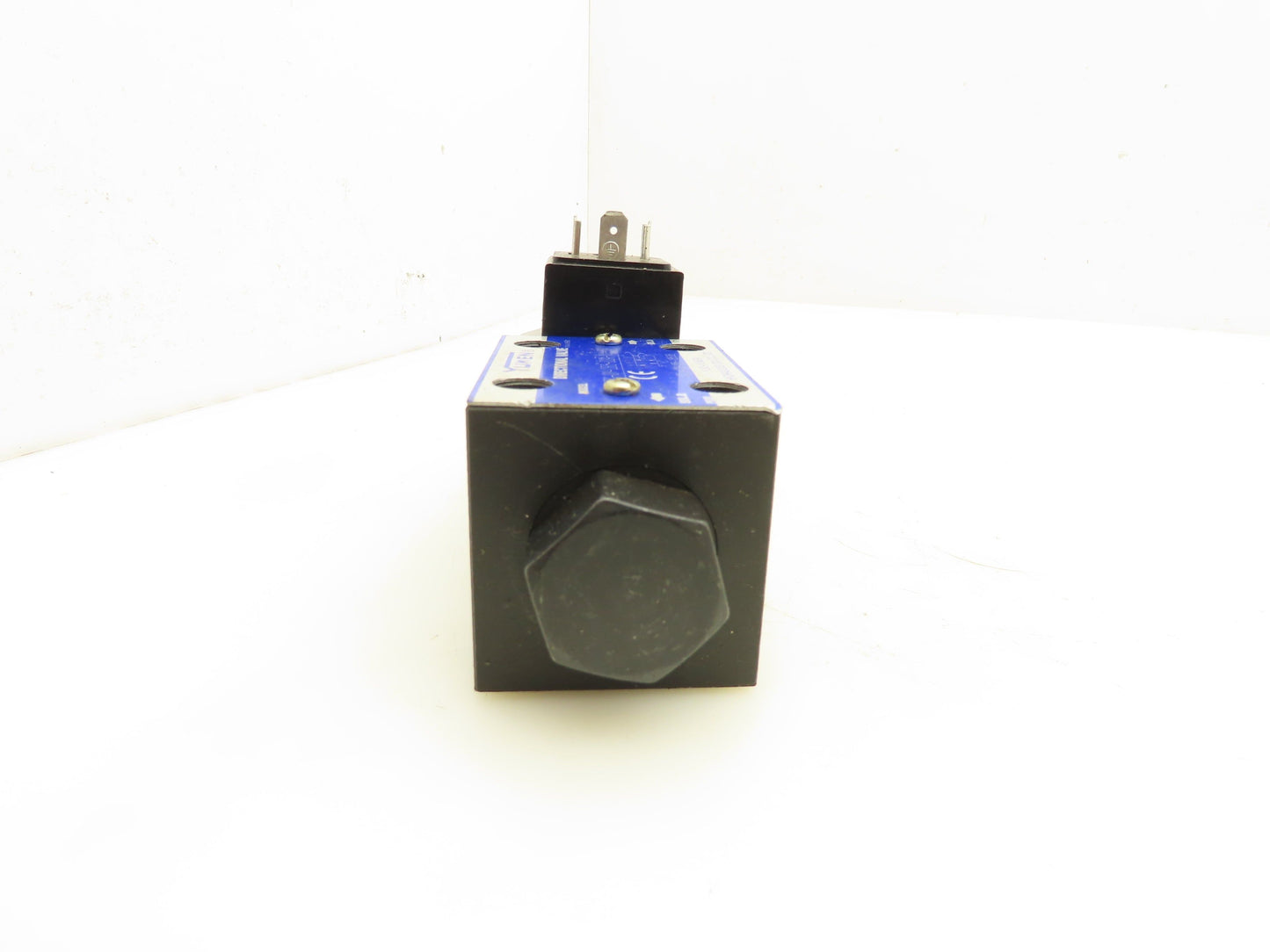 Yuken DSG-01-2B2-D24-N1-50 Directional Control Solenoid Valve 24VDC
