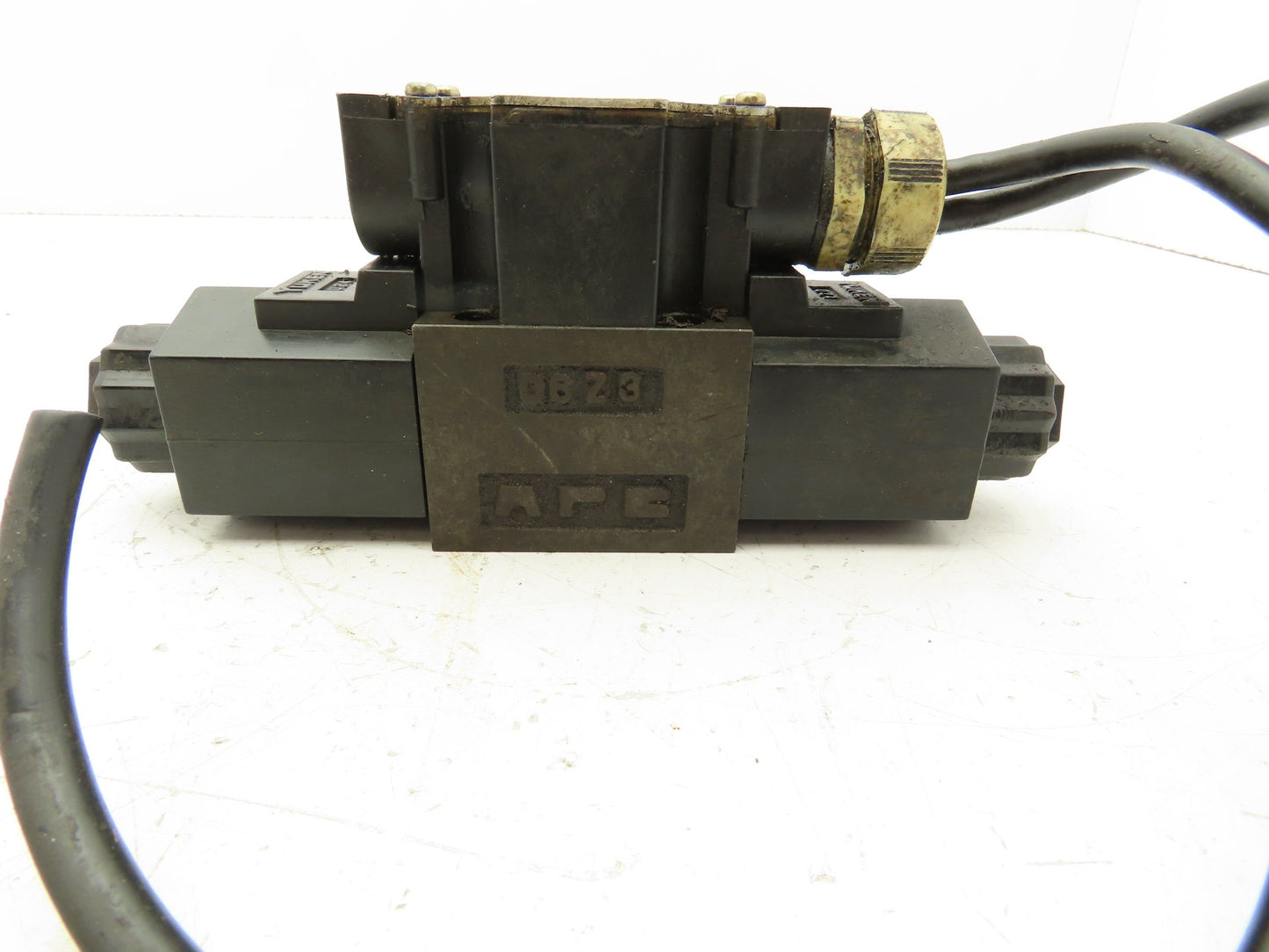 Yuken DSG-01-2D2-D24-50 Hydraulic Directional Control Solenoid Valve 24VDC