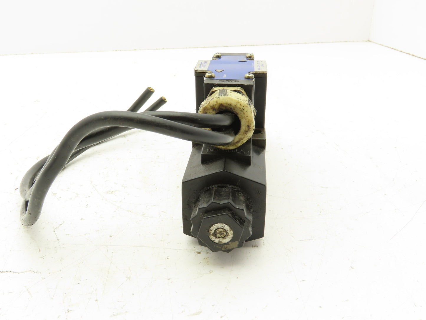 Yuken DSG-01-2D2-D24-50 Hydraulic Directional Control Solenoid Valve 24VDC