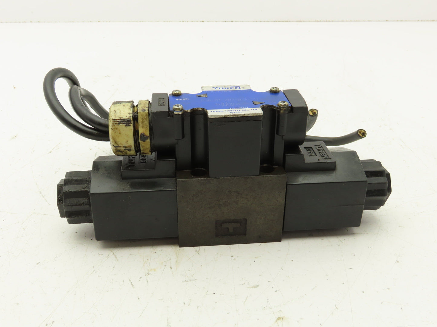 Yuken DSG-01-2D2-D24-50 Hydraulic Directional Control Solenoid Valve 24VDC