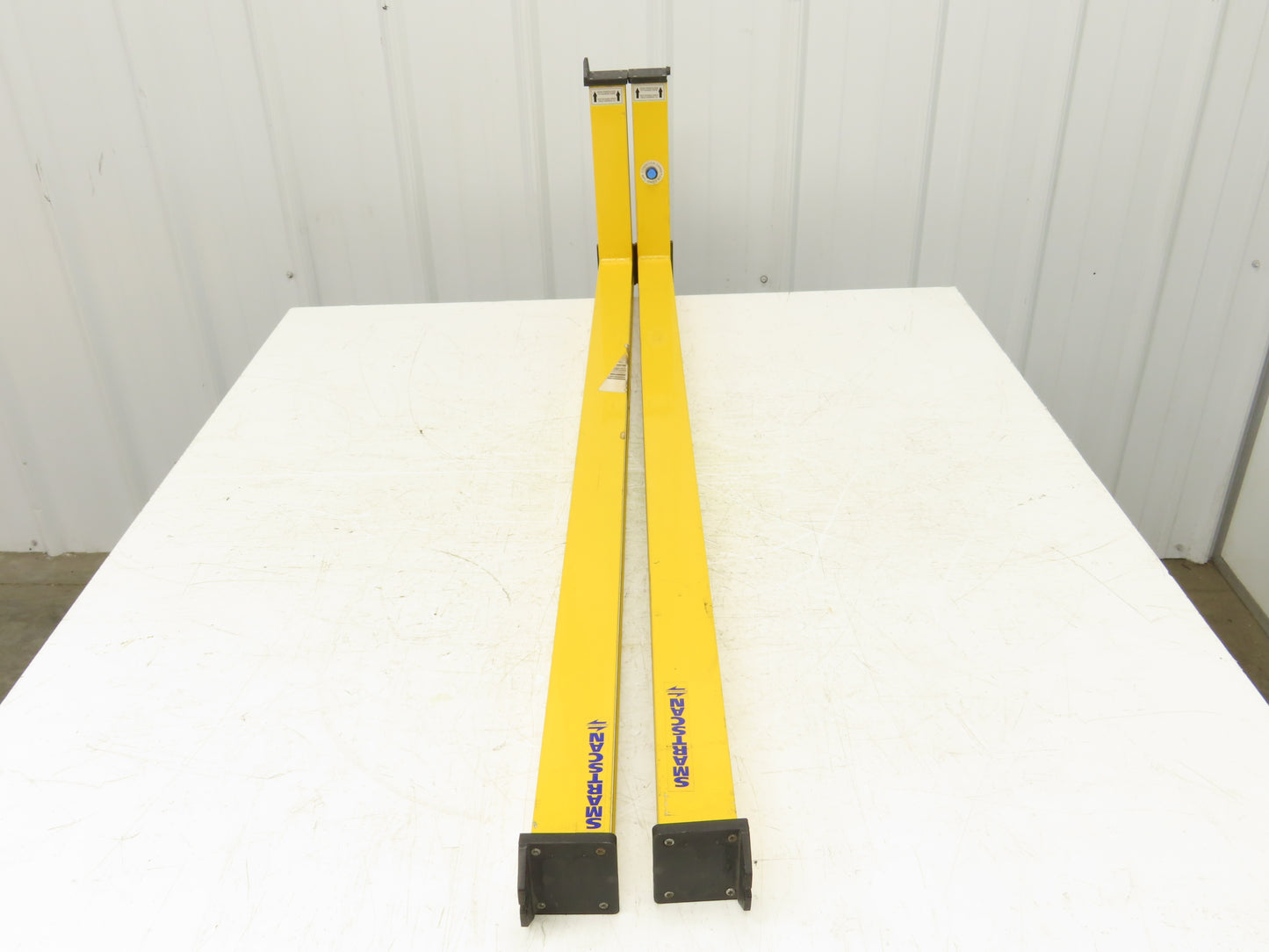 Smartscan 51204APL1 Safety Curtain 2.2m Range 1200 & 300mm 24VDC Broken Bracket