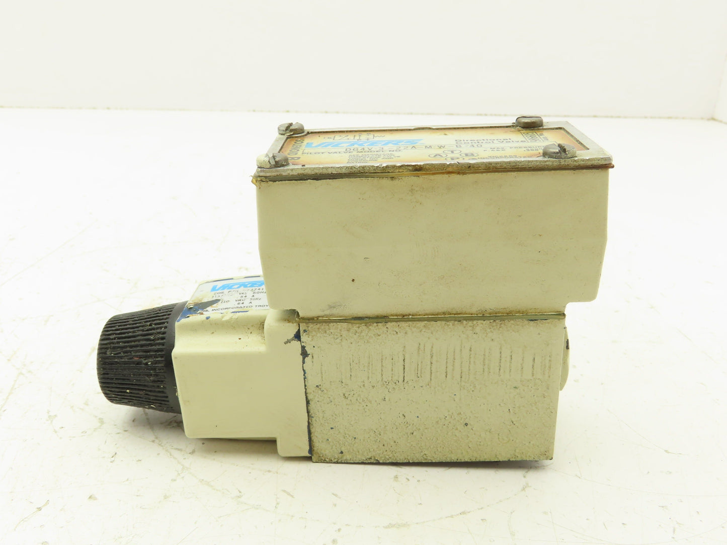 Vickers DG4V-3-22A-M-W-B-40 Directional Control Solenoid Valve 115/120V