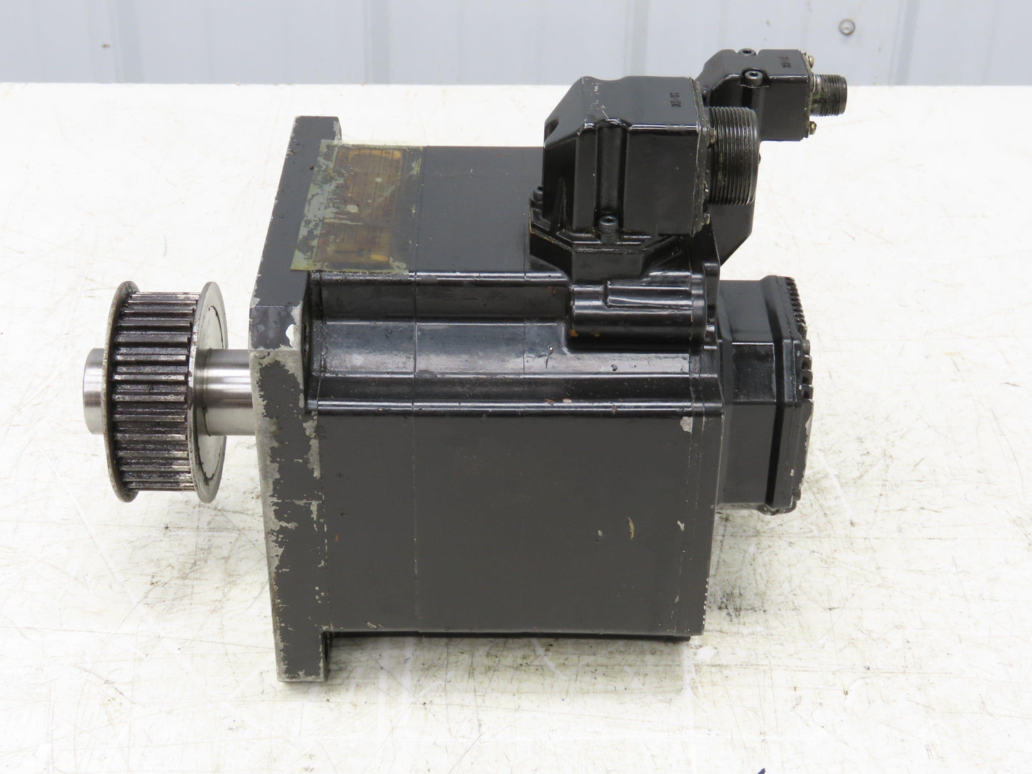 Okuma BL-MC100J-30S AC Servo Motor 3kW 3000 RPM 133V 13.4A 3PH Encoder