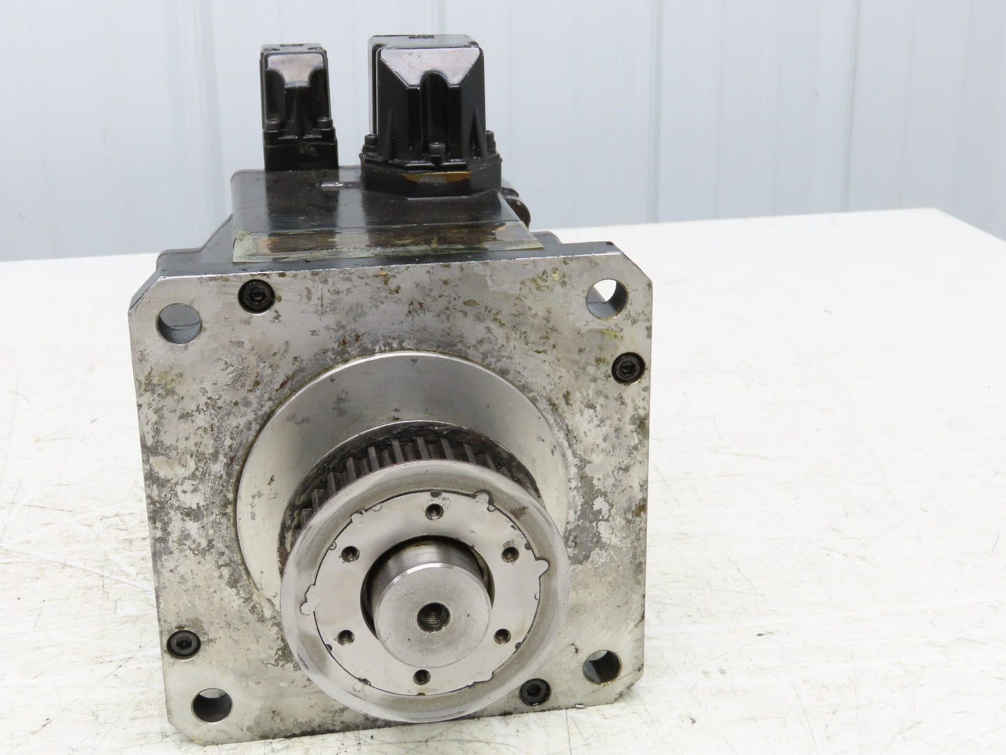 Okuma BL-MC100J-30S AC Servo Motor 3kW 3000 RPM 133V 13.4A 3PH Encoder