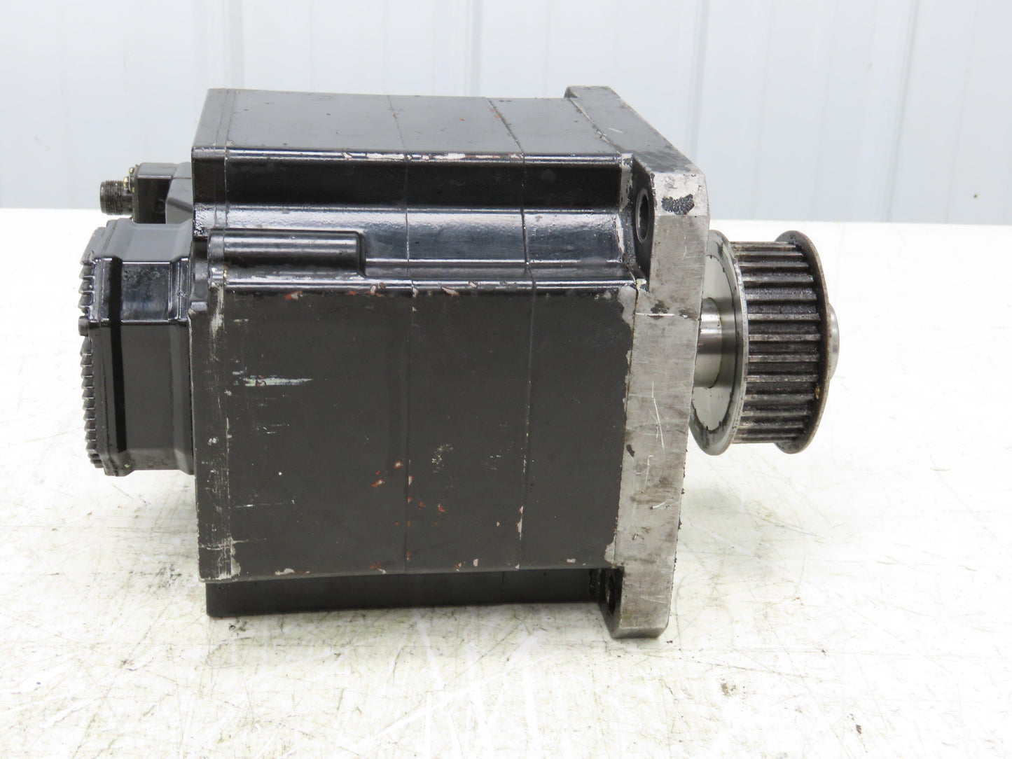 Okuma BL-MC100J-30S AC Servo Motor 3kW 3000 RPM 133V 13.4A 3PH Encoder
