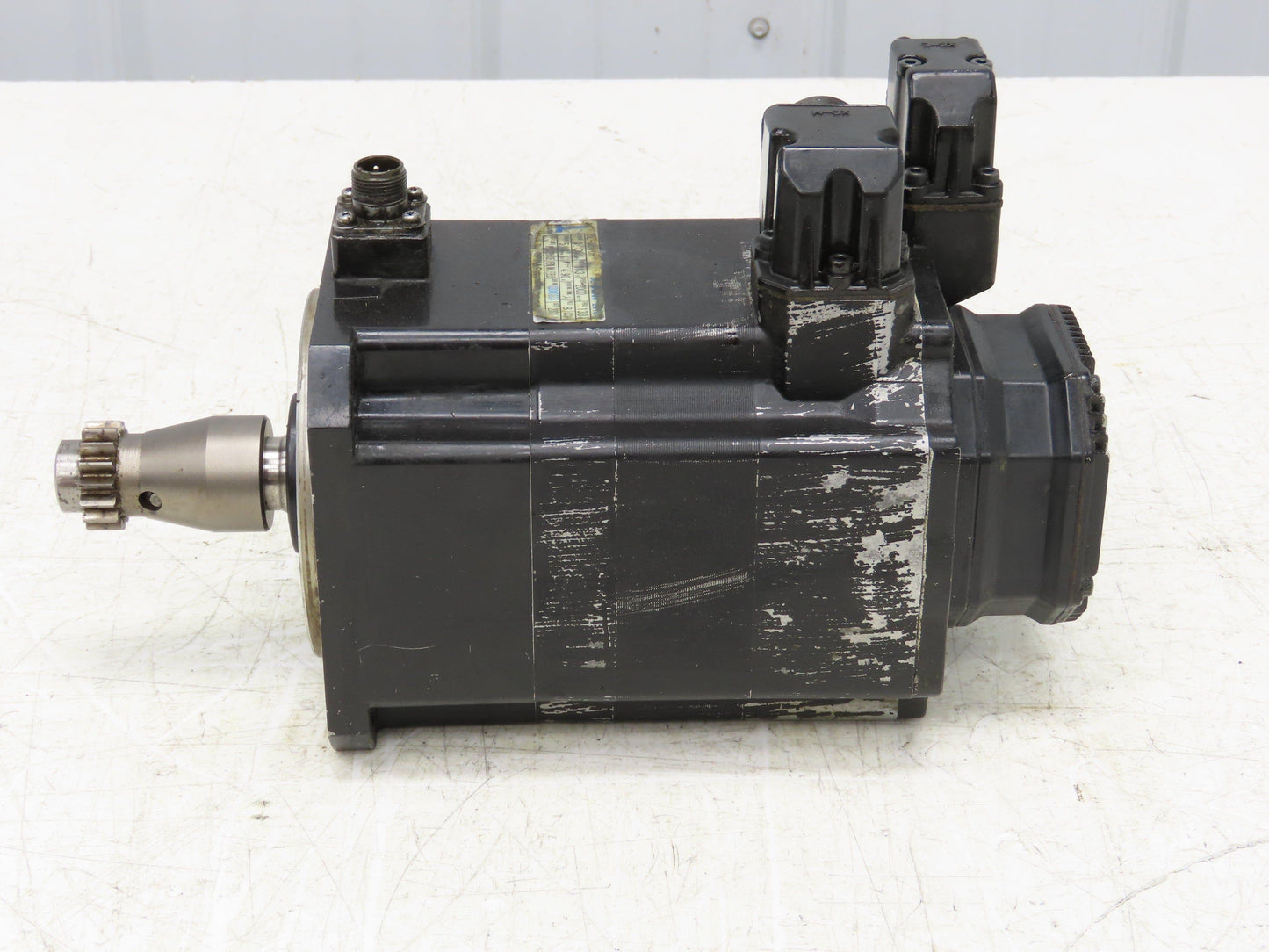 Okuma BL-MC50J-20TB AC Servo Motor 1kW 133V 2000 RPM 4.9A 3PH Encoder