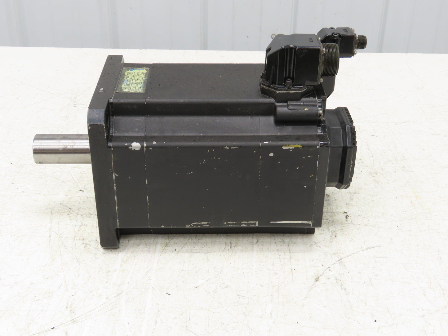 Okuma BL-MC300J-20S AC Servo Motor 6kW 2000 RPM 133V 28.6A 3PH Encoder