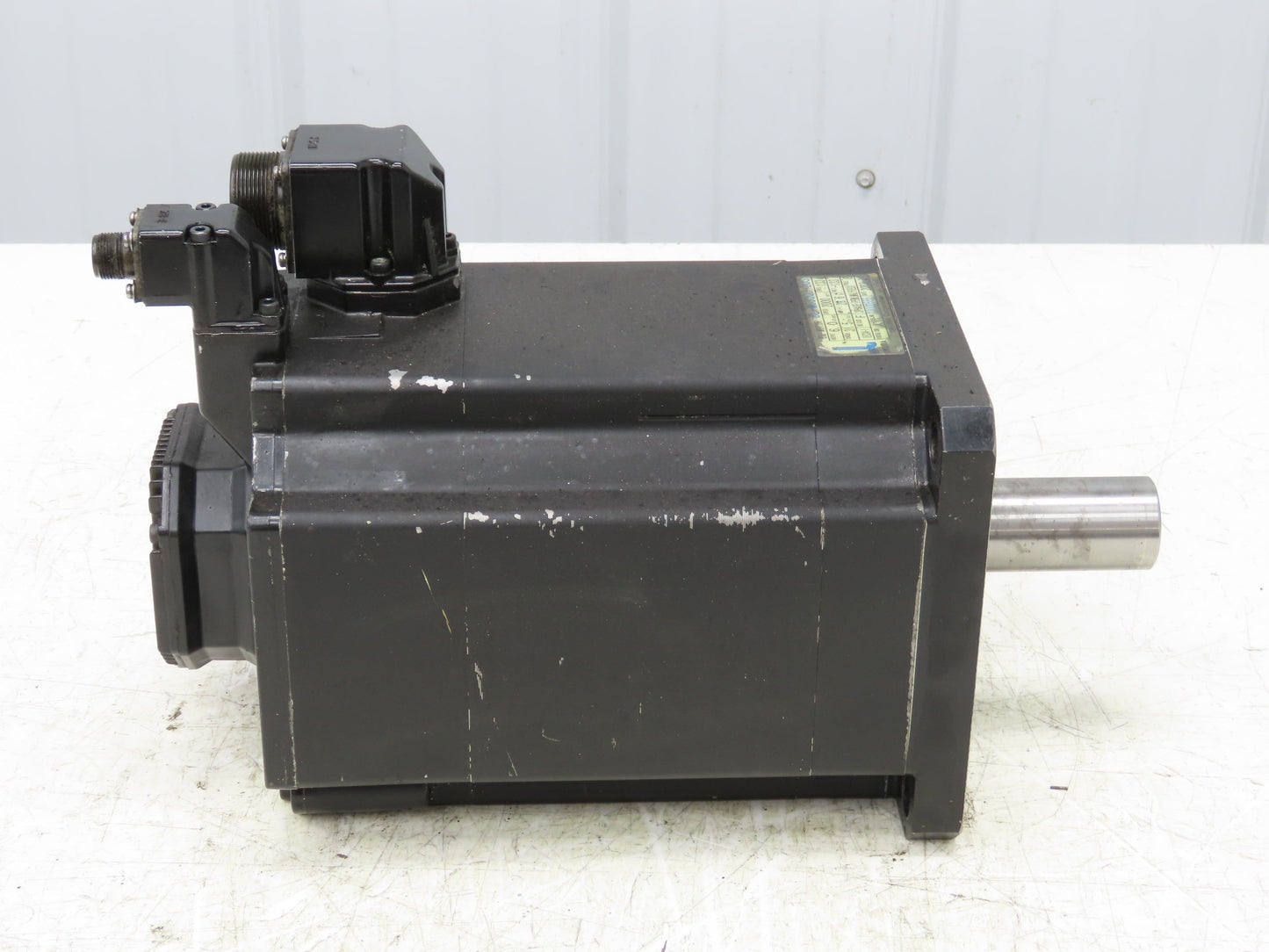 Okuma BL-MC300J-20S AC Servo Motor 6kW 2000 RPM 133V 28.6A 3PH Encoder