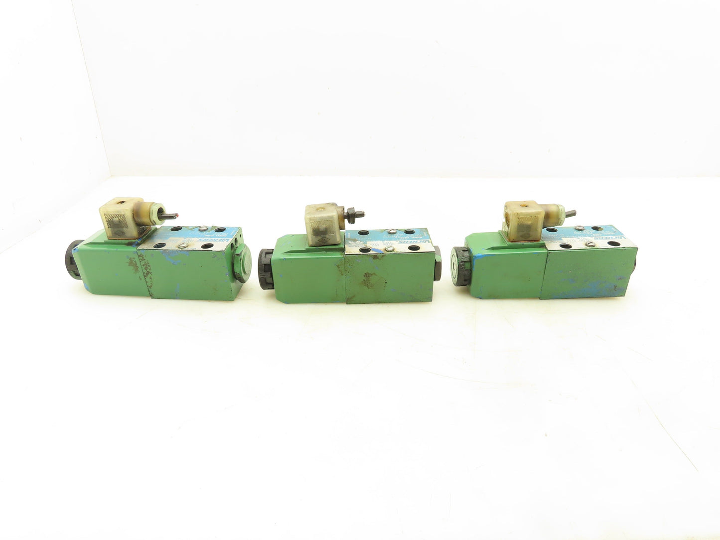 Vickers DG4V-3-2AL-M-U-HL7-60 Directional Control Solenoid Valve 24VDC  Lot of 3