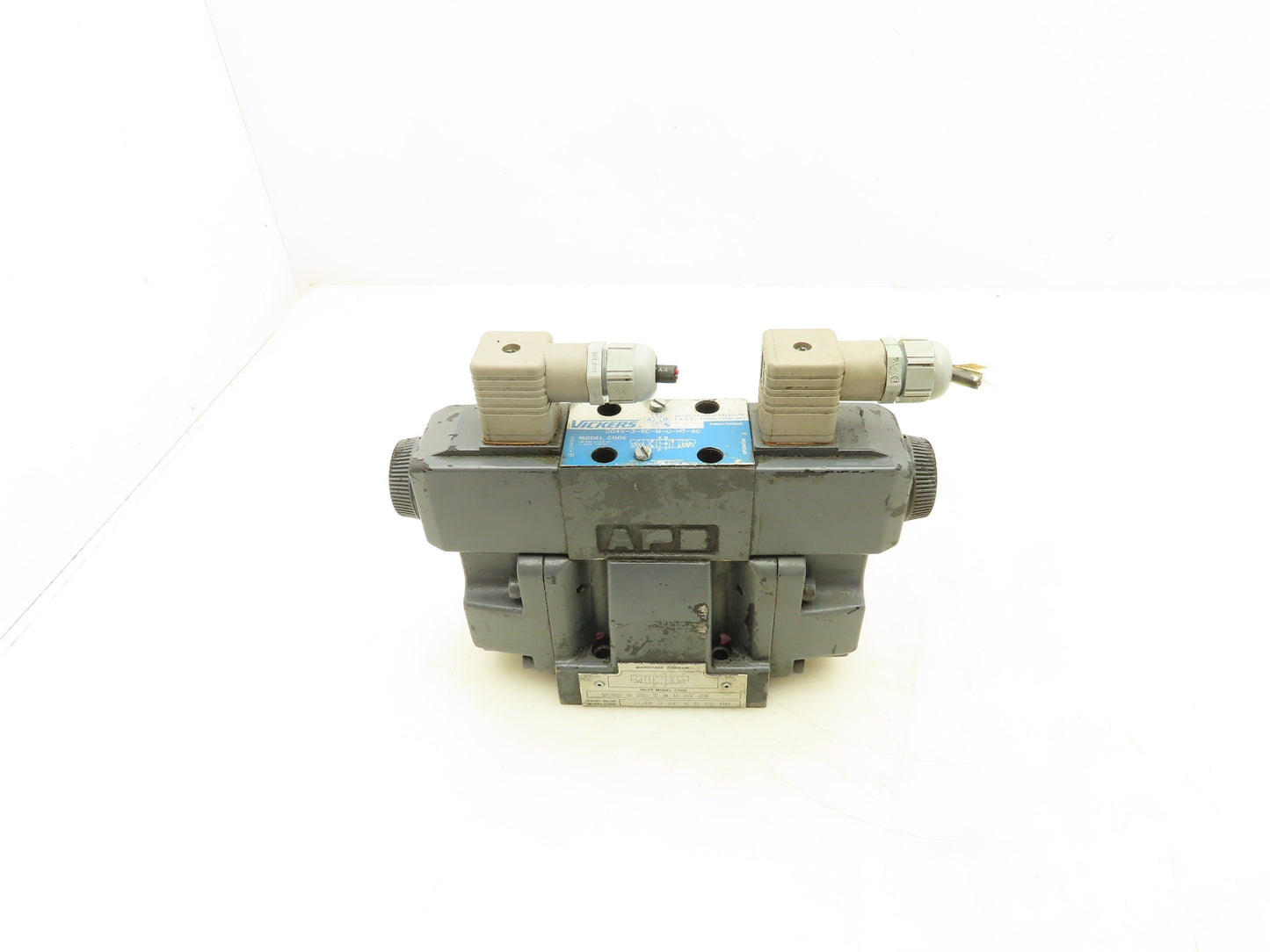 Vickers DG5S-5-2C-T-M-U-H7-21 Directional Control Solenoid Valve 24V DG4V-3-6C