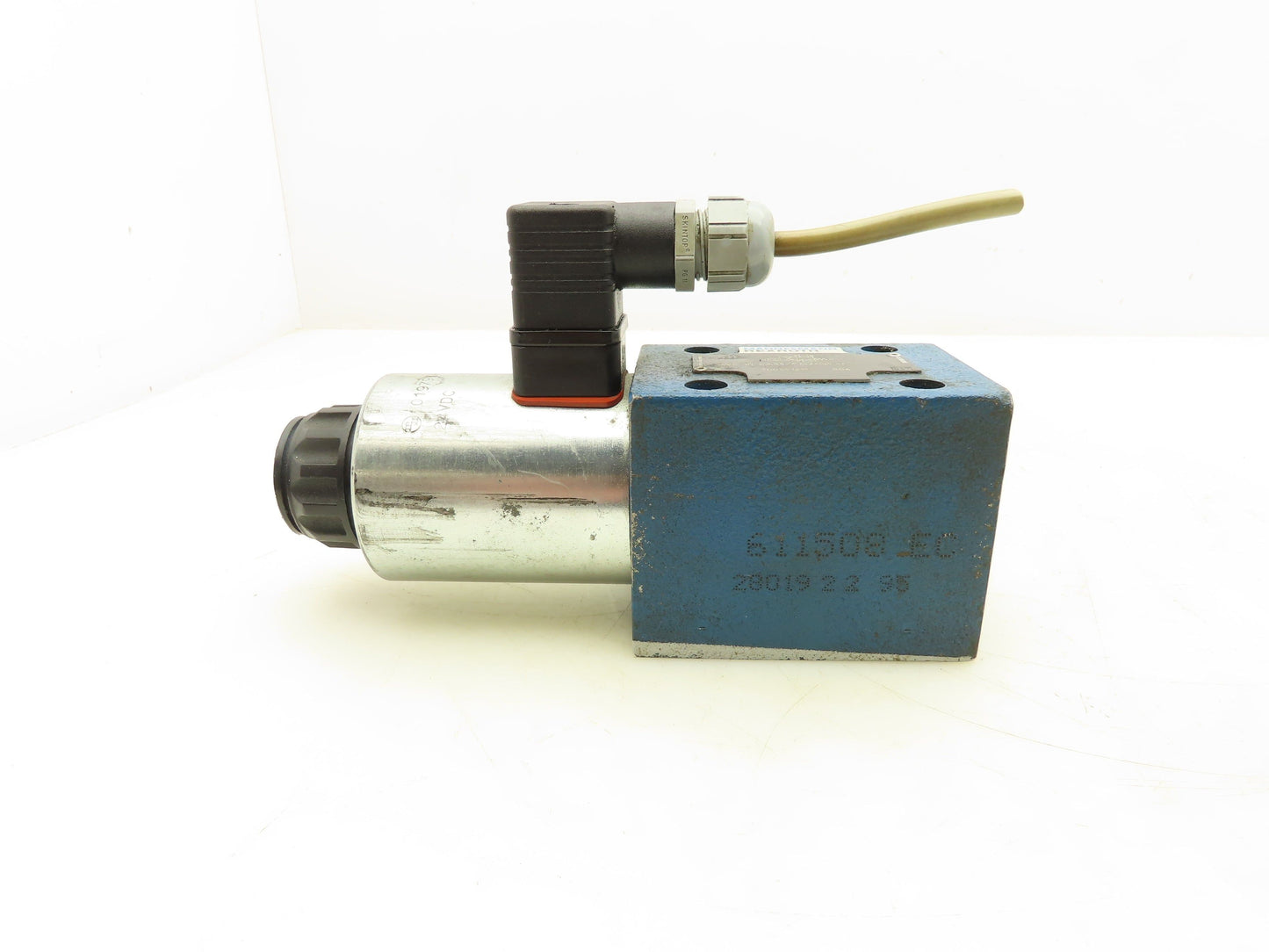 Rexroth 4WE 10 A33/CG24N9K4 Directional Control Valve 24VDC