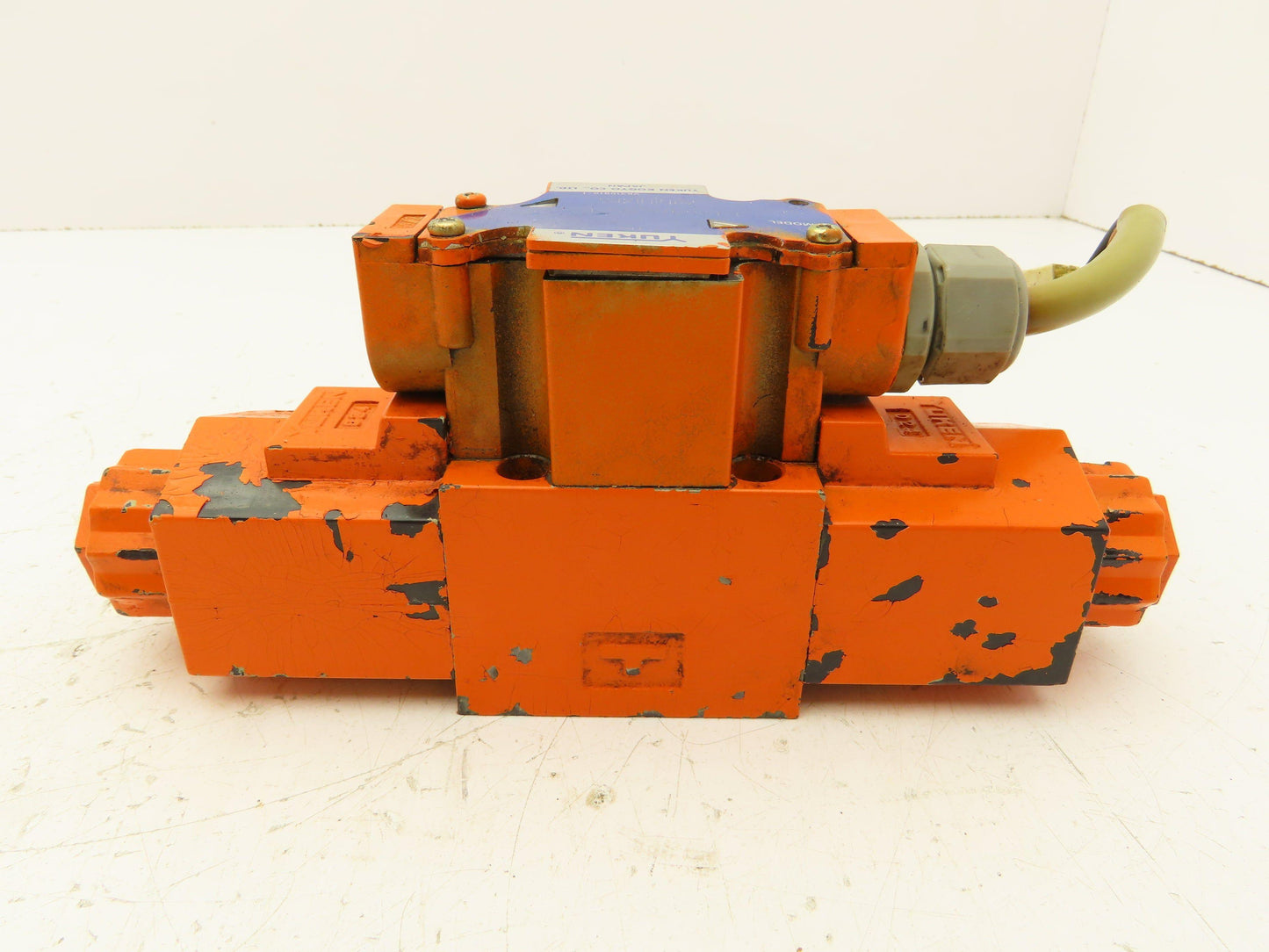 Yuken T-DSG-01-3C4-D24-50 Directional Control Solenoid Valve 24V 4/3 NG6 D03