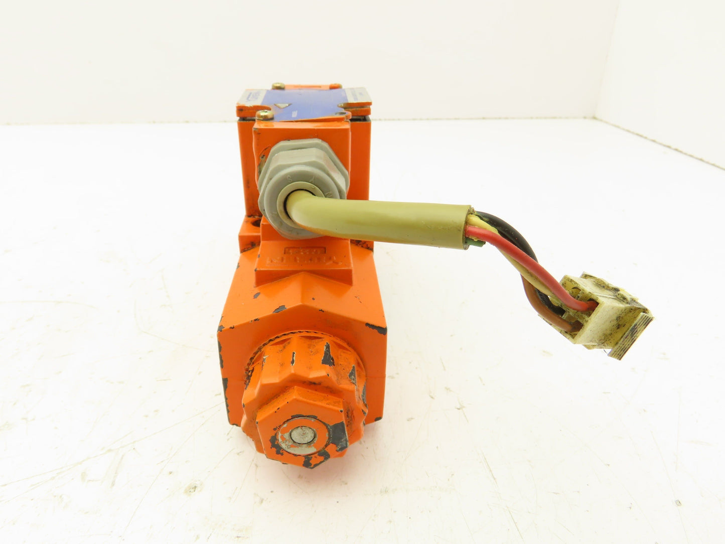 Yuken T-DSG-01-3C4-D24-50 Directional Control Solenoid Valve 24V 4/3 NG6 D03