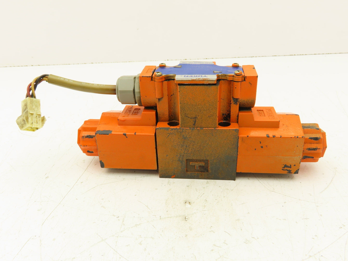 Yuken T-DSG-01-3C39-D24-50245 Directional Control Solenoid Valve 24V 4/3 NG6 D03