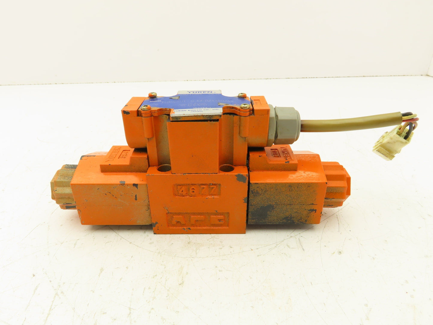 Yuken T-DSG-01-3C39-D24-50245 Directional Control Solenoid Valve 24V 4/3 NG6 D03