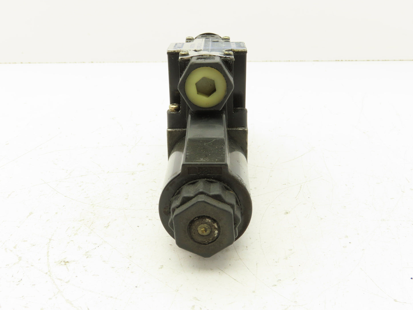 Tokimec DG4V-3-2C-M-P7-H-7-52 Directional Control Solenoid Valve 4/3 24V