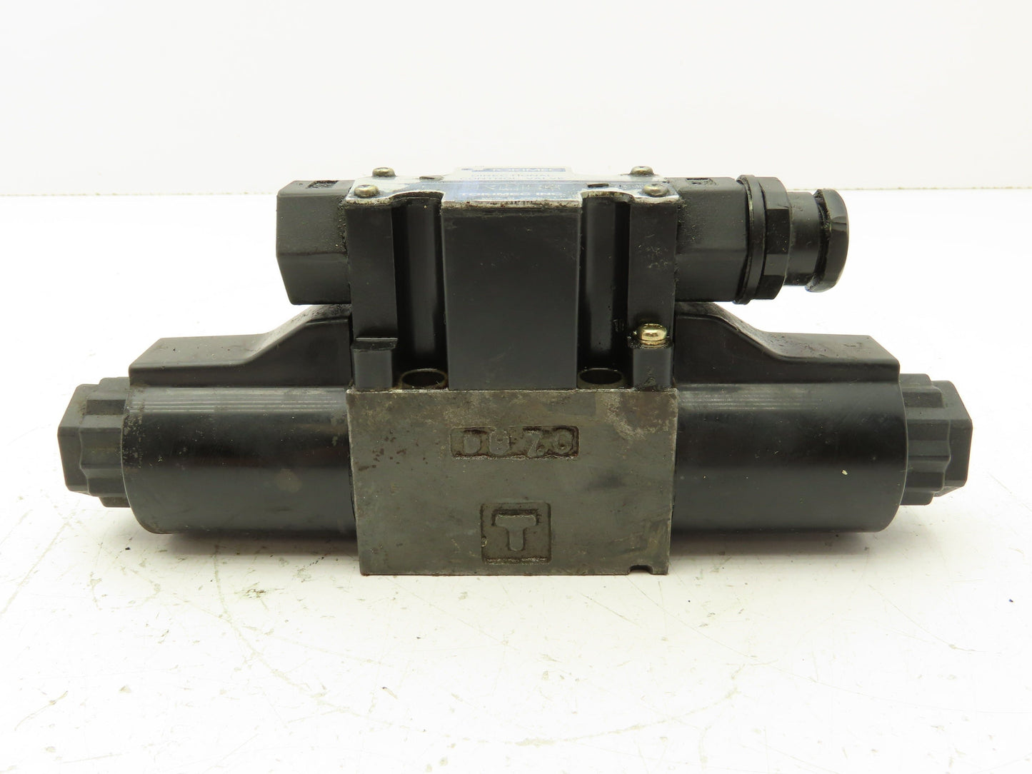 Tokimec DG4V-3-2C-M-P7-H-7-52 Directional Control Solenoid Valve 4/3 24V