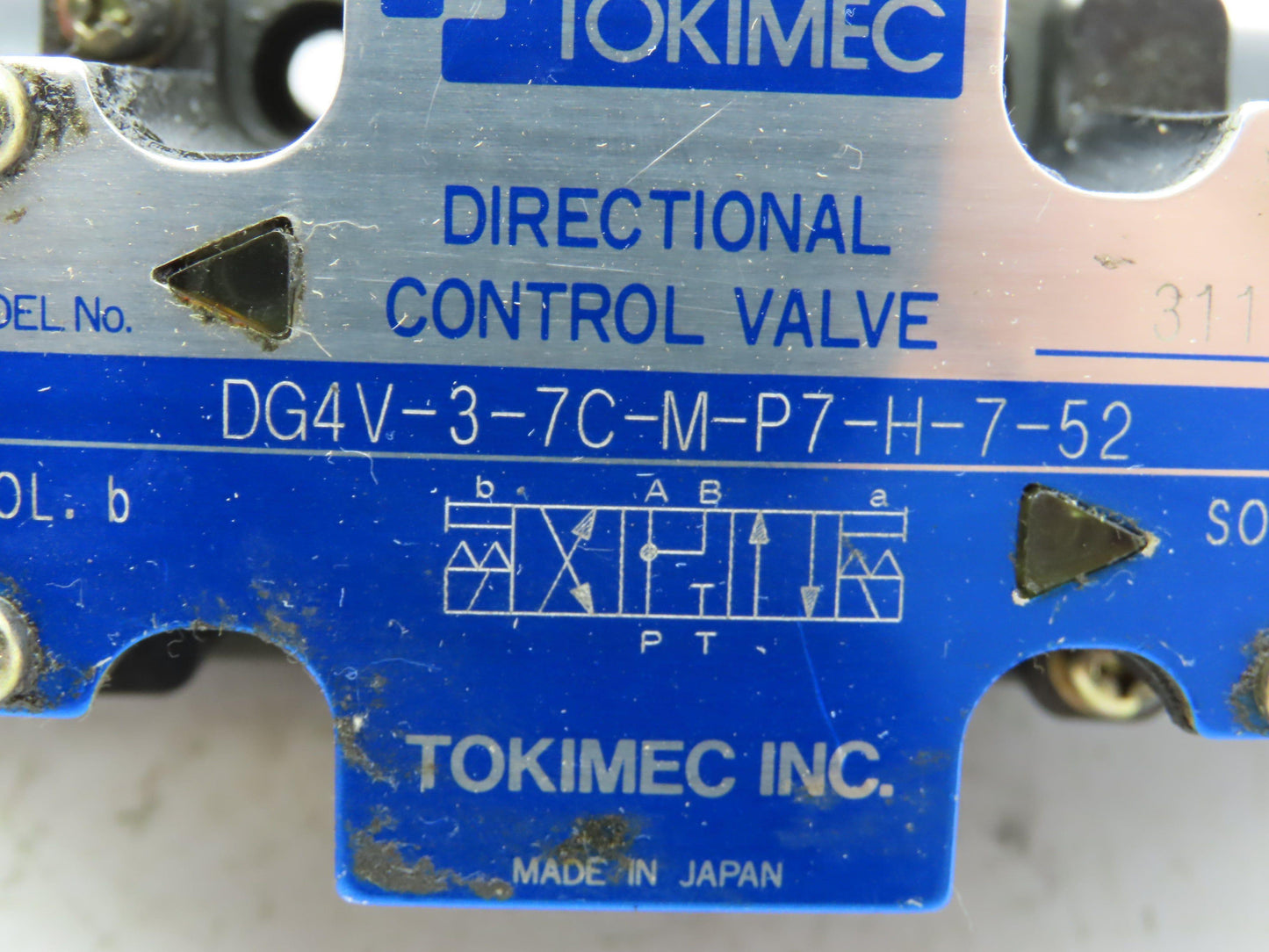 Tokimec DG4V-3-7C-M-P7-H-7-52 Directional Control Solenoid Valve 4/3 24V
