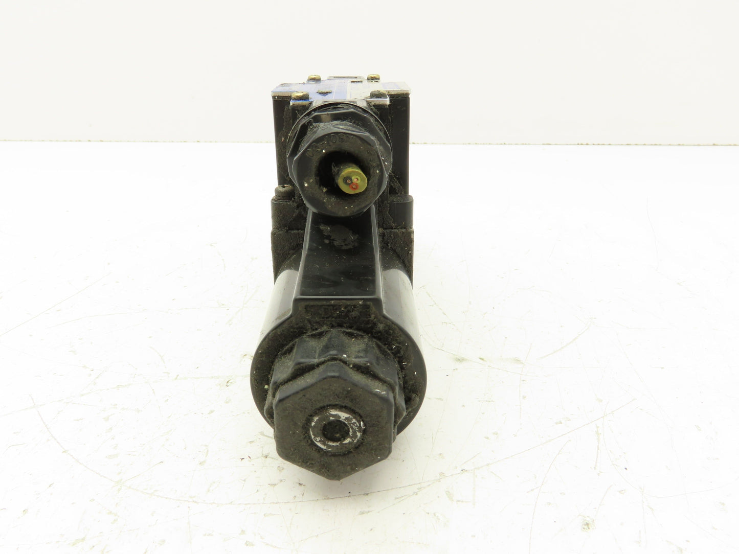 Tokimec DG4V-3-7C-M-P7-H-7-52 Directional Control Solenoid Valve 4/3 24V