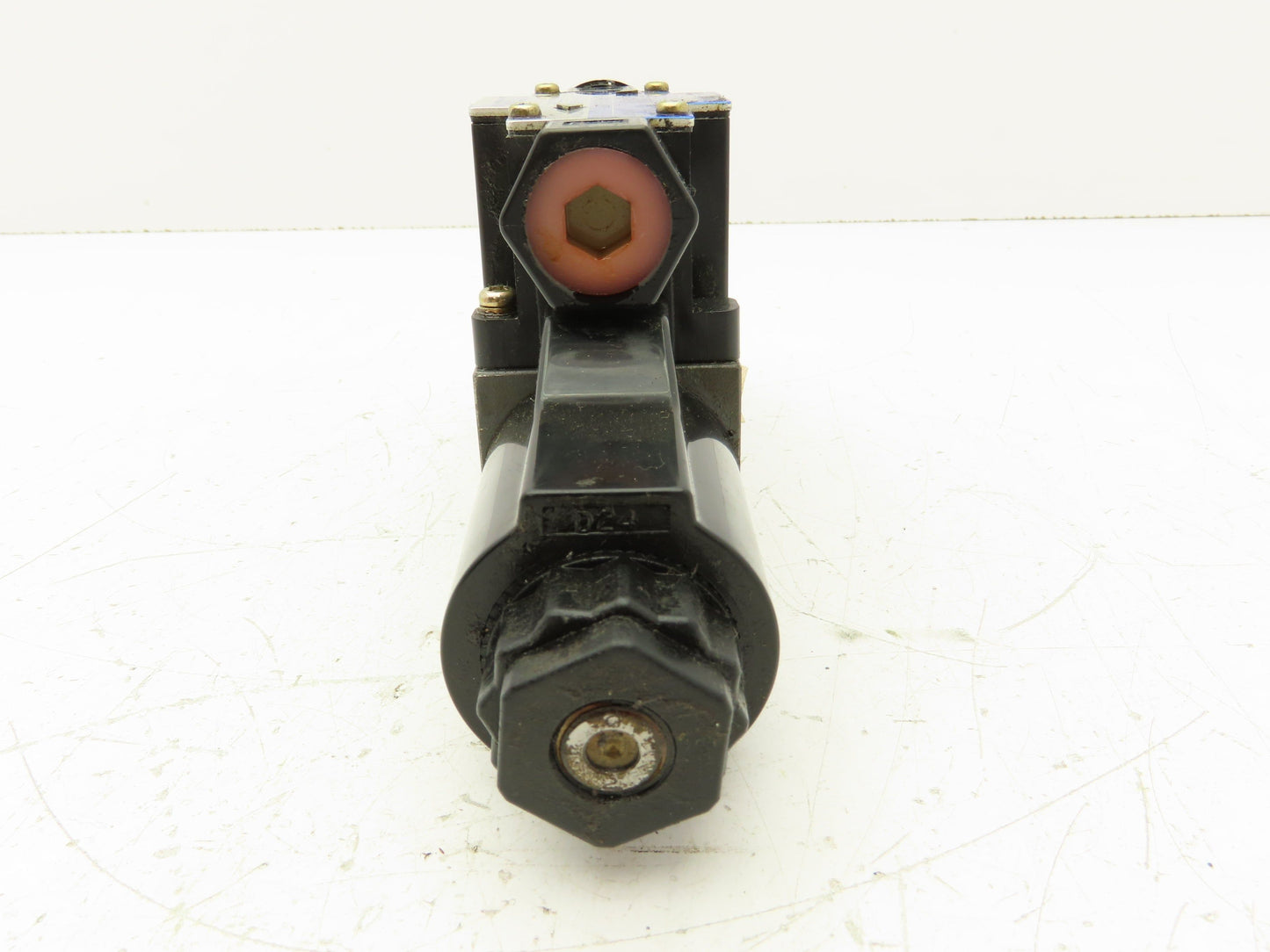 Tokimec DG4V-3-7C-M-P7-H-7-52 Directional Control Solenoid Valve 4/3 24V
