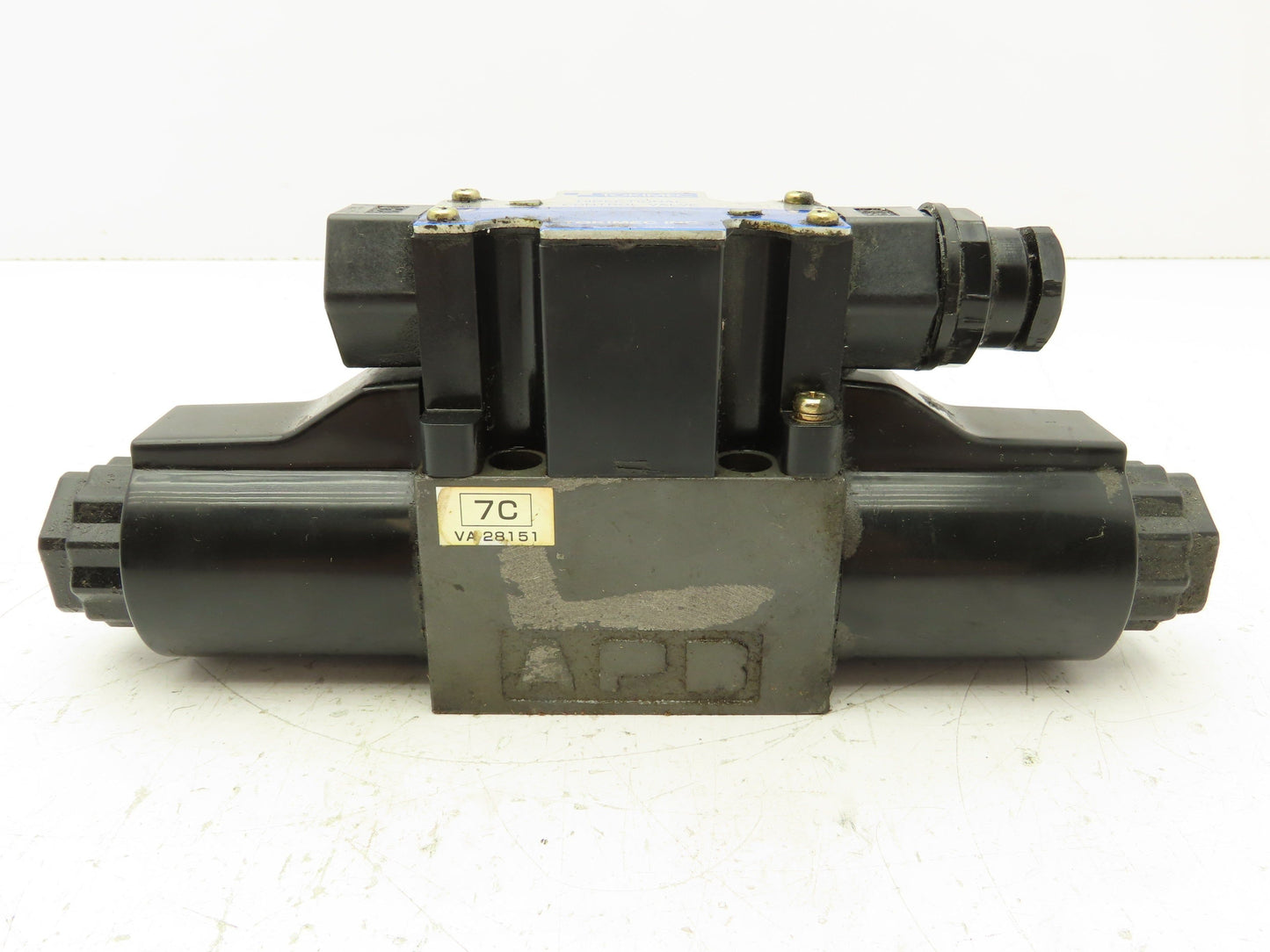 Tokimec DG4V-3-7C-M-P7-H-7-52 Directional Control Solenoid Valve 4/3 24V
