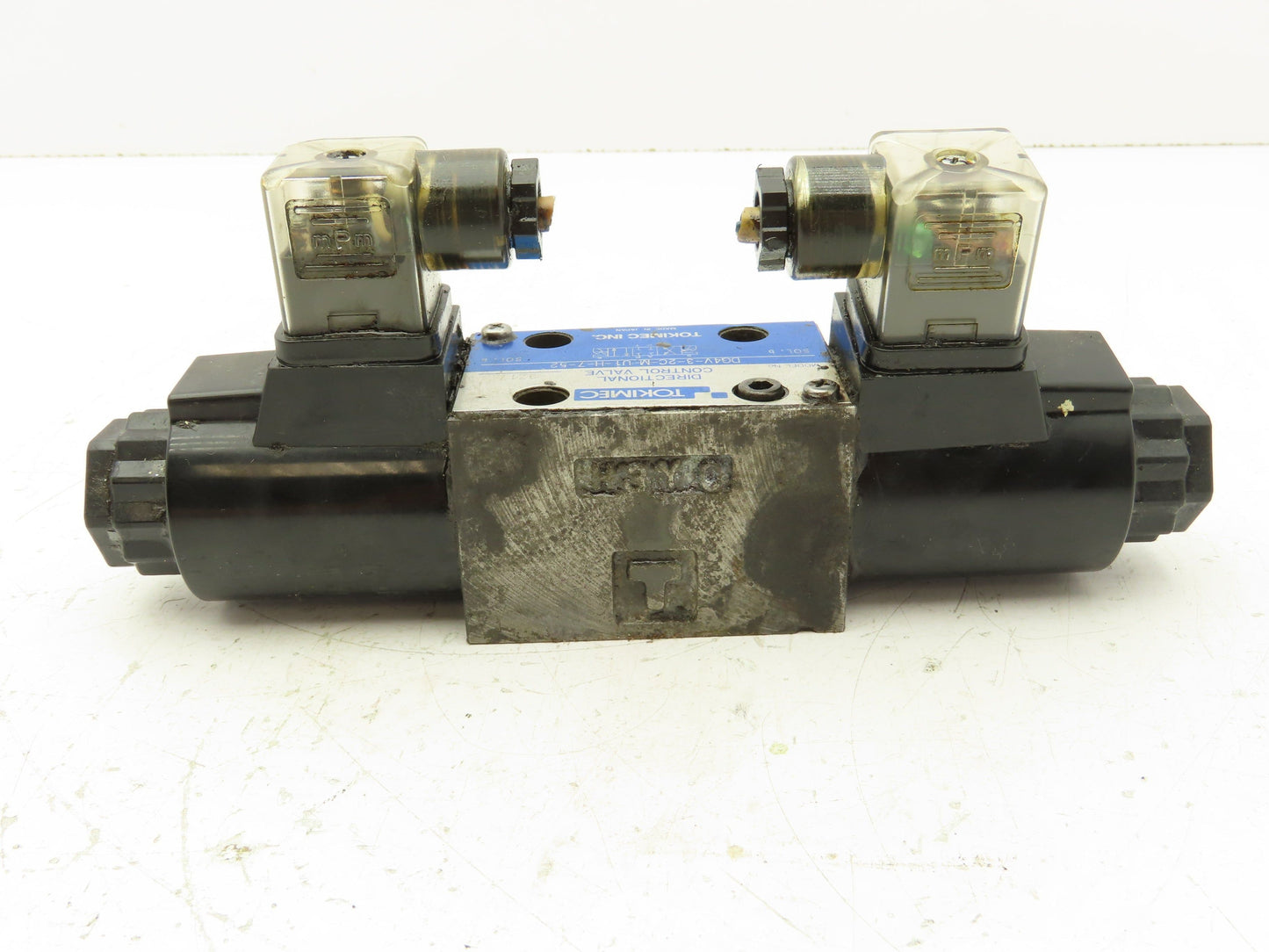 Tokimec DG4V-3-2C-M-U1-H-7-52 Directional Control Double Solenoid Valve 4/3 24V
