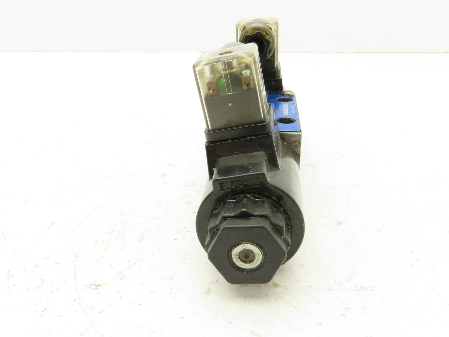 Tokimec DG4V-3-2C-M-U1-H-7-52 Directional Control Double Solenoid Valve 4/3 24V